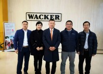 董事長(zhǎng)尹國(guó)平、董事總經(jīng)理張振豐、副總尹嵐等領(lǐng)導(dǎo)出席瓦克年度總結(jié)會(huì)議